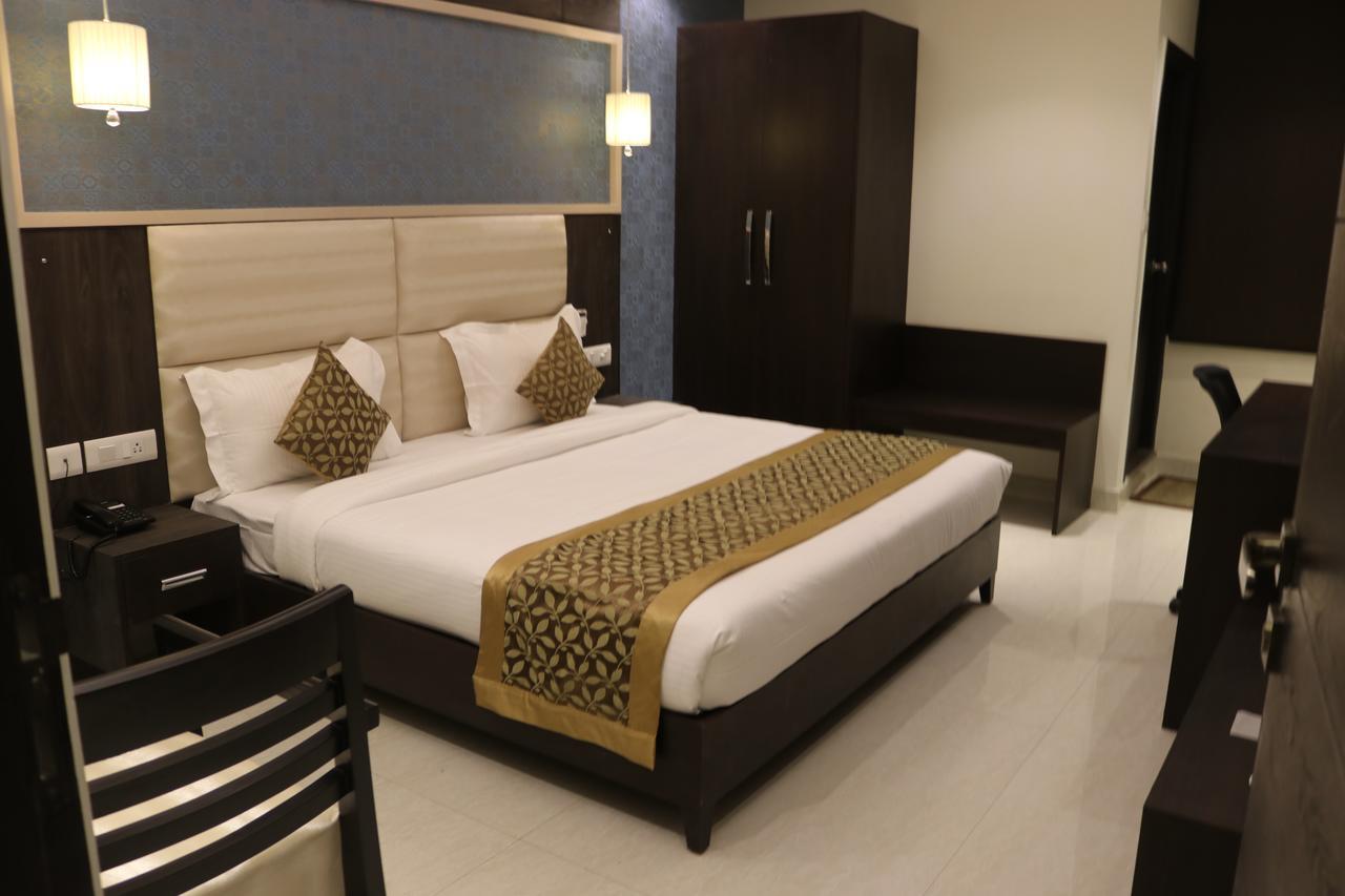 Hotel Solitaire Chinhat ภายนอก รูปภาพ
