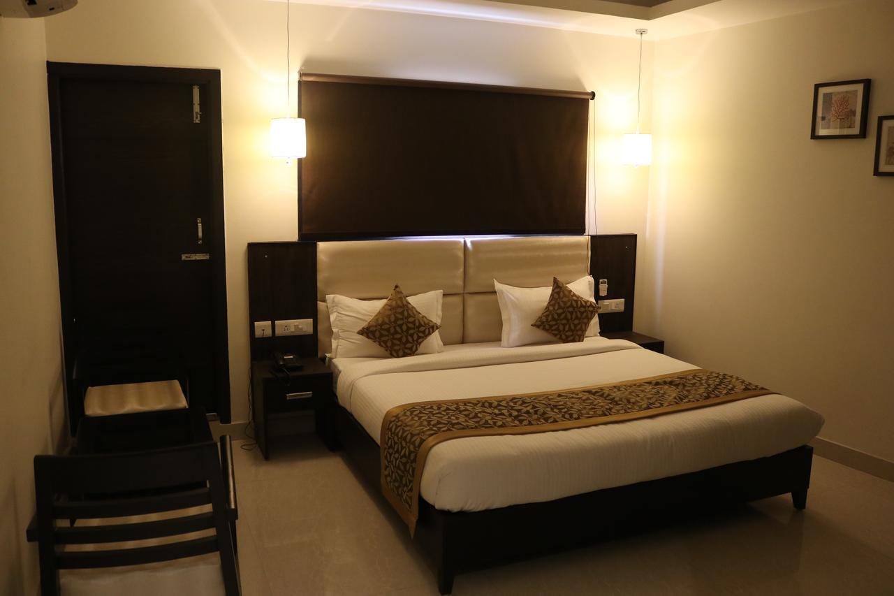 Hotel Solitaire Chinhat ภายนอก รูปภาพ