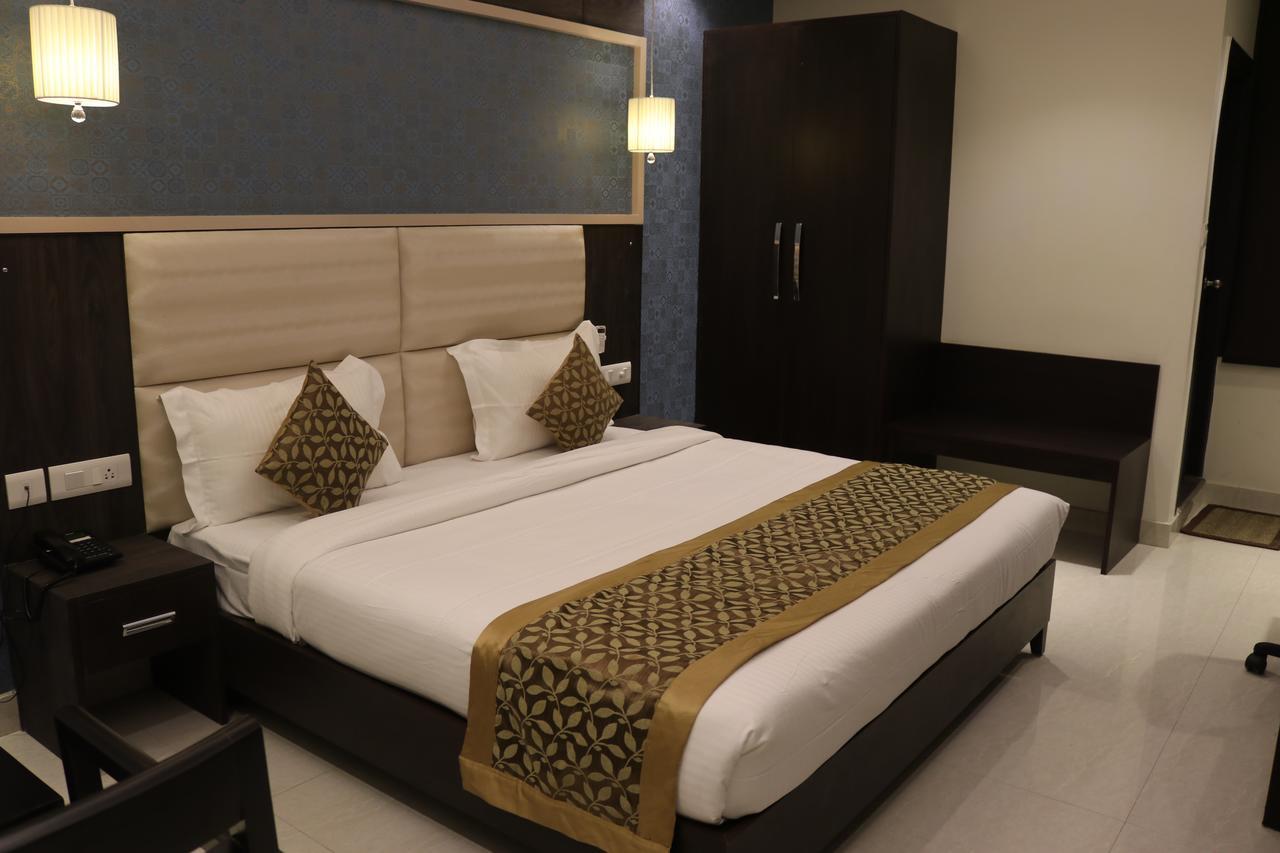 Hotel Solitaire Chinhat ภายนอก รูปภาพ