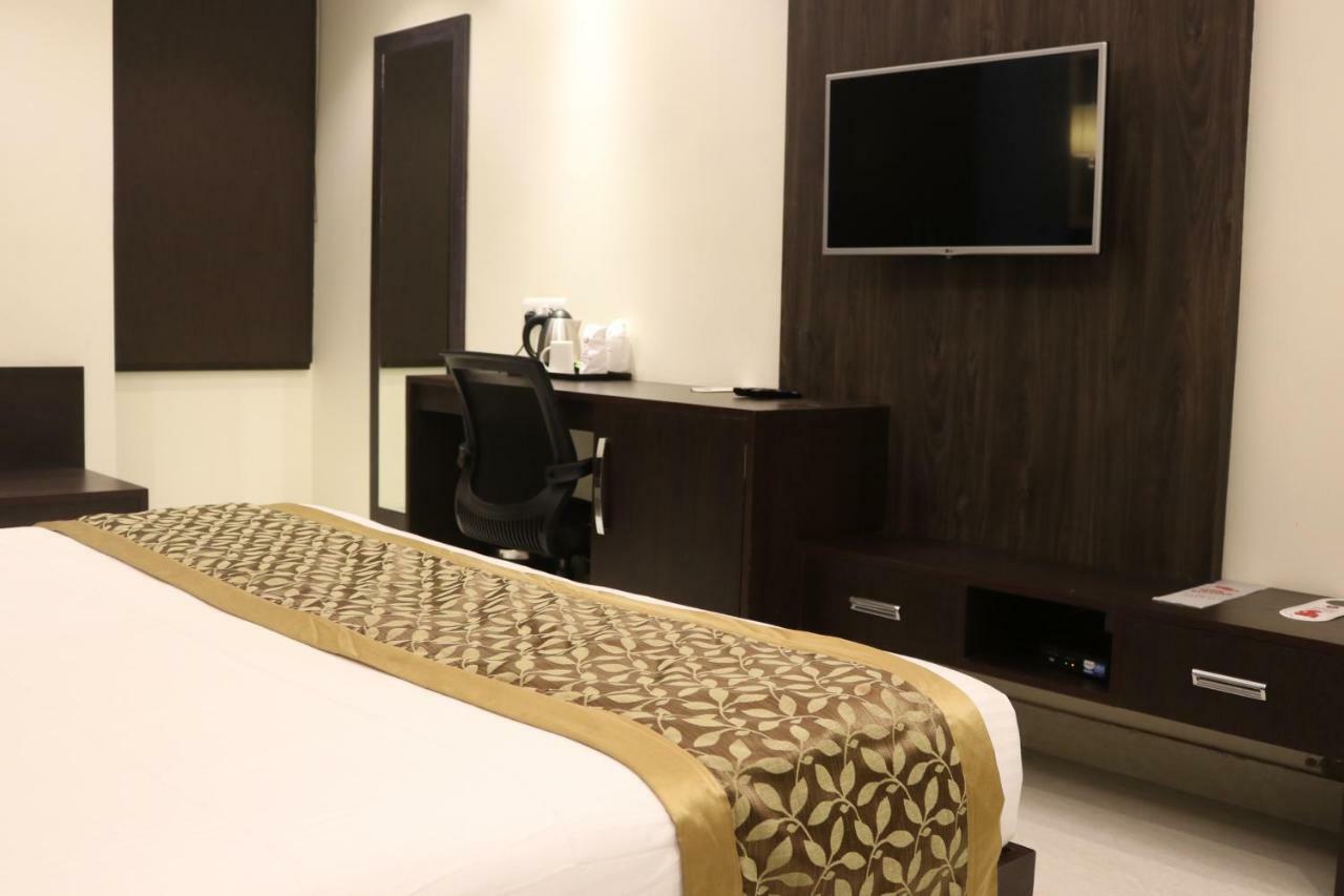Hotel Solitaire Chinhat ภายนอก รูปภาพ
