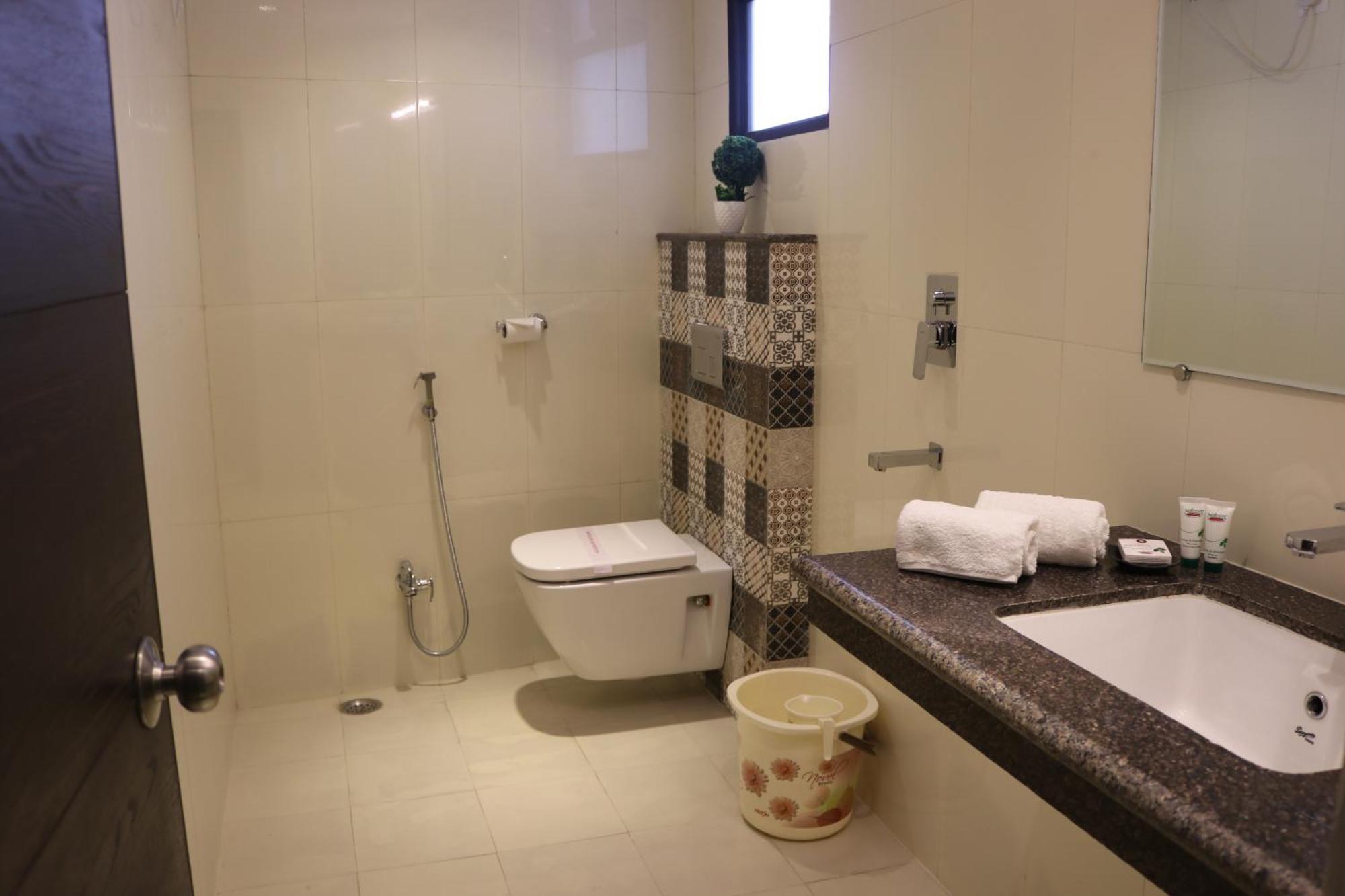 Hotel Solitaire Chinhat ภายนอก รูปภาพ